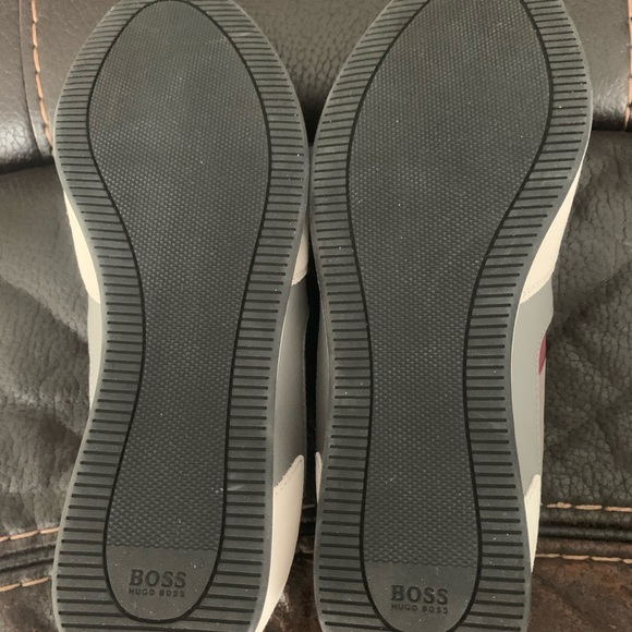 Hugo boss man sneakers. Brand new size 6. Come with box and receipt - Picture 3 of 3